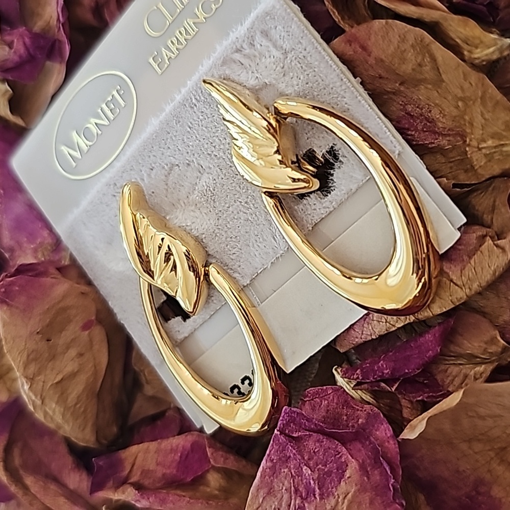 Monet Vintage Gold Tone Leaf Motif Oval Teardrop Clip On Earrings - Picture 2 of 7